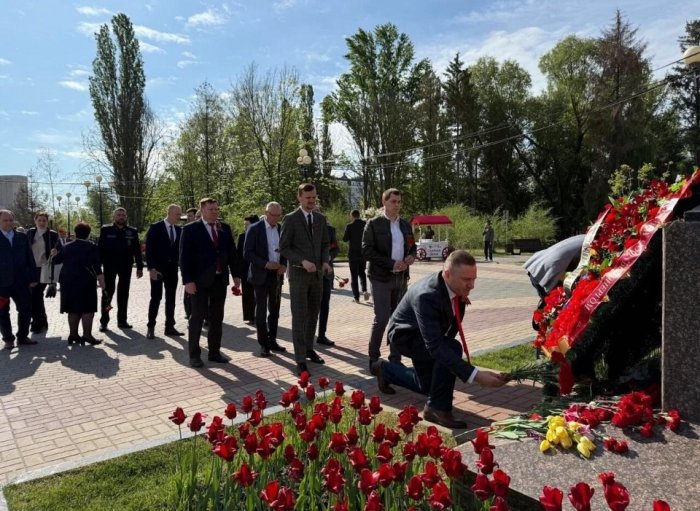 АЛЕКСАНДР ВЛАДИМИРОВИЧ КОСОВ ДИРЕКТОР ИПКА БЕЛГОРОДСКОГО ГАУ - ОТМЕЧАЕТ: «ОСОБЕННО ПОЧЁТНО, В ДЕНЬ 80-ЛЕТИЯ ВЕЛИКОЙ ПОБЕДЫ В ВЕЛИКОЙ ОТЕЧЕСТВЕННОЙ ВОЙНЕ, ВОЗЛОЖИТЬ ЦВЕТЫ В ДАНЬ НАШЕЙ ПАМЯТИ, УВАЖЕНИЯ И ГОРДОСТИ ЗА ПОДВИГ ГЕРОИЧЕСКОГО РУССКОГО СОЛДАТА!