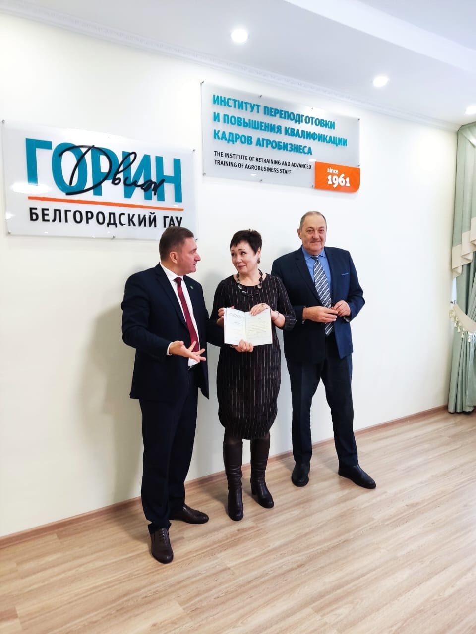25 ноября 2022 года в институте состоялось торжественное вручение дипломов слушателям, успешно завершившим курс профессиональной переподготовки «Экологическая безопасность предприятий и организаций». 