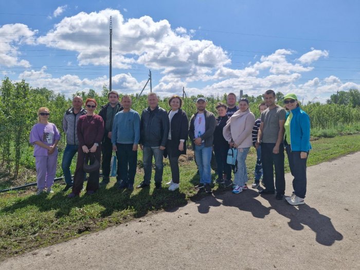 Александр Владимирович Косов - директор ИПКА Белгородский ГАУ совместно с Натальей Михайловной Поповой - заместителем директора по рекрутинговой работе ИПКА Белгородский ГАУ, представителем Россельхозбанка и слушателями программы "Школа фермера" посетили 