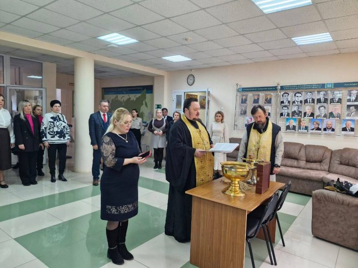 В знаменательный день 64-летия ИПКА Белгородского ГАУ наш институт получил особое благословение. Настоятель храма святителя Алексия Митрополита Московского Протоиерей Виктор Вячеславович Говоров совершил чин освящения здания и всех присутствующих.