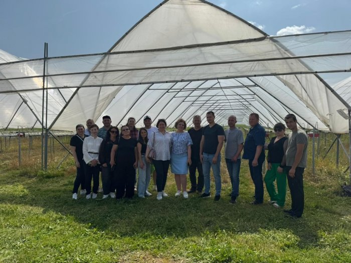 В рамках программы "Школа Фермера" слушатели посетили крестьянское хозяйство «Антей-Сад», где познакомились с уникальным опытом семейного агробизнеса.