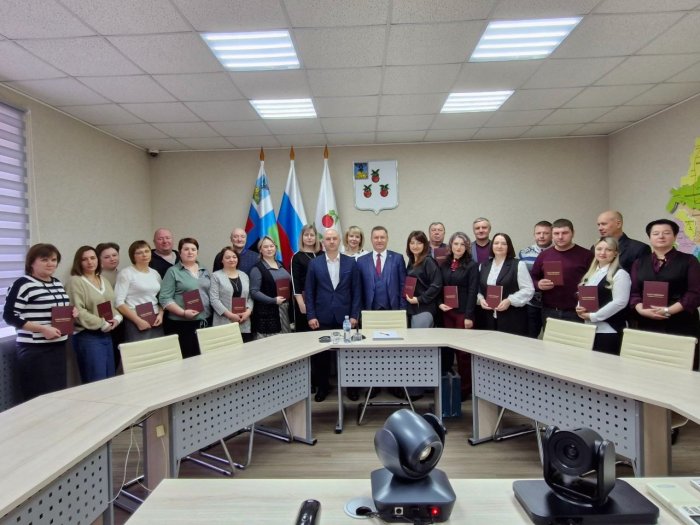26 ФЕВРАЛЯ ДИРЕКТОР ИПКА БЕЛГОРОДСКОГО ГАУ АЛЕКСАНДР ВЛАДИМИРОВИЧ КОСОВ ВРУЧИЛ УДОСТОВЕРЕНИЯ О ПОВЫШЕНИИ КВАЛИФИКАЦИИ СЛУШАТЕЛЯМ, УСПЕШНО ЗАВЕРШИВШИМ ОБУЧЕНИЕ, ПО ПРОГРАММЕ «ЭКОЛОГИЧЕСКАЯ БЕЗОПАСНОСТЬ ПРИ ОБРАЩЕНИИ С ОТХОДАМИ ПРОИЗВОДСТВА И ПОТРЕБЛЕНИЯ», 