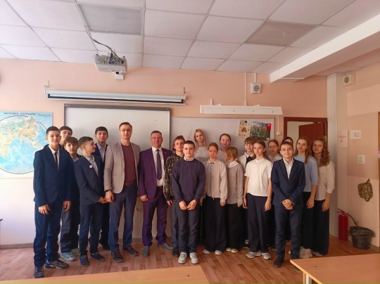 Александр Косов, директор ИПКА Белгородского ГАУ, член Общественной палаты нашего региона, провел «Разговор о важном» на базе ОГАОУ «Шуховский лицей» Белгородской области с учениками 7 «Б» класса.