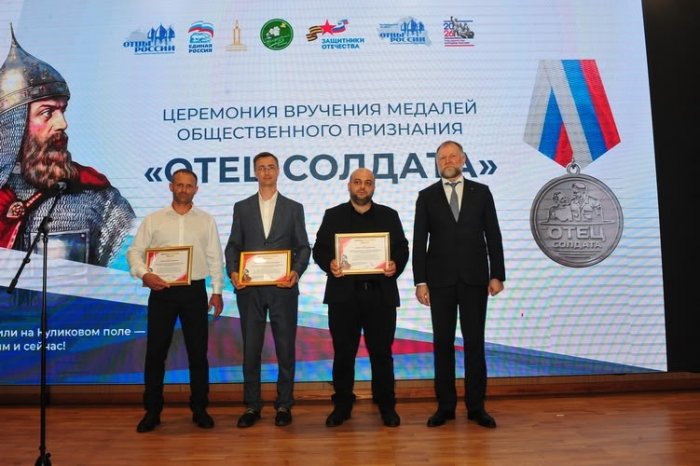 В ходе торжественной церемонии вручения медалей «Отец солдата» на Прохоровском поле особое место заняло духовное наставничество. После молебна и официальной части Его Преосвященство Владыка Авель, епископ Губкинский и Грайворонский, лично вручил благодарс