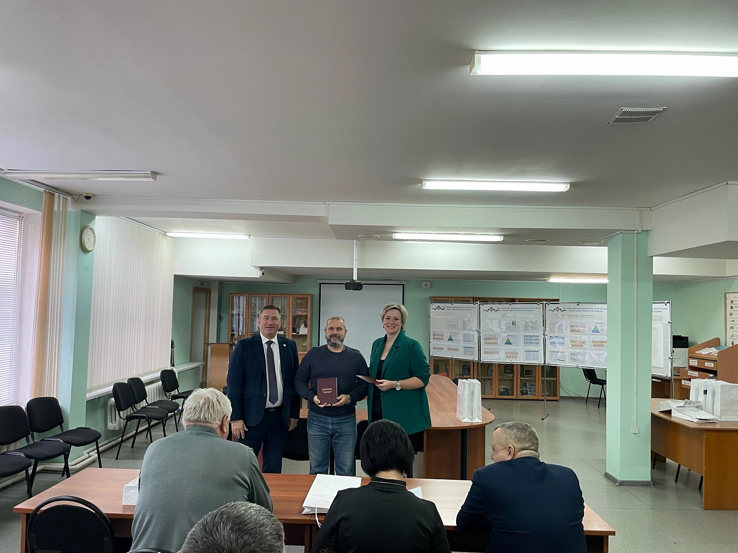 3.11.2023 года, в рамках реализации соглашения с РАНХиГС , специалисты ИПКА Белгородского ГАУ вручили дипломы о профессиональной переподготовке слушателям из Белгородского правоохранительного колледжа