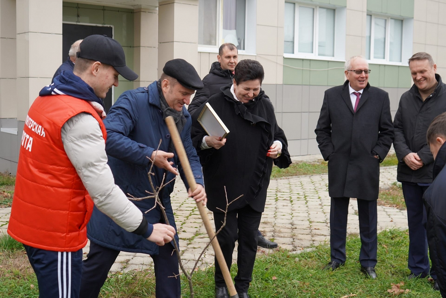 Закладкой памятной дубовой аллеи завершились торжественные мероприятия, посвящённые Дню образования Института.